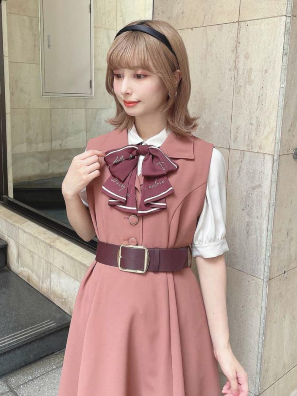 レッド系のワンピース、ベージュ系のシャツ/ブラウスを着用したレディースの夏コーディネートの2枚目の写真