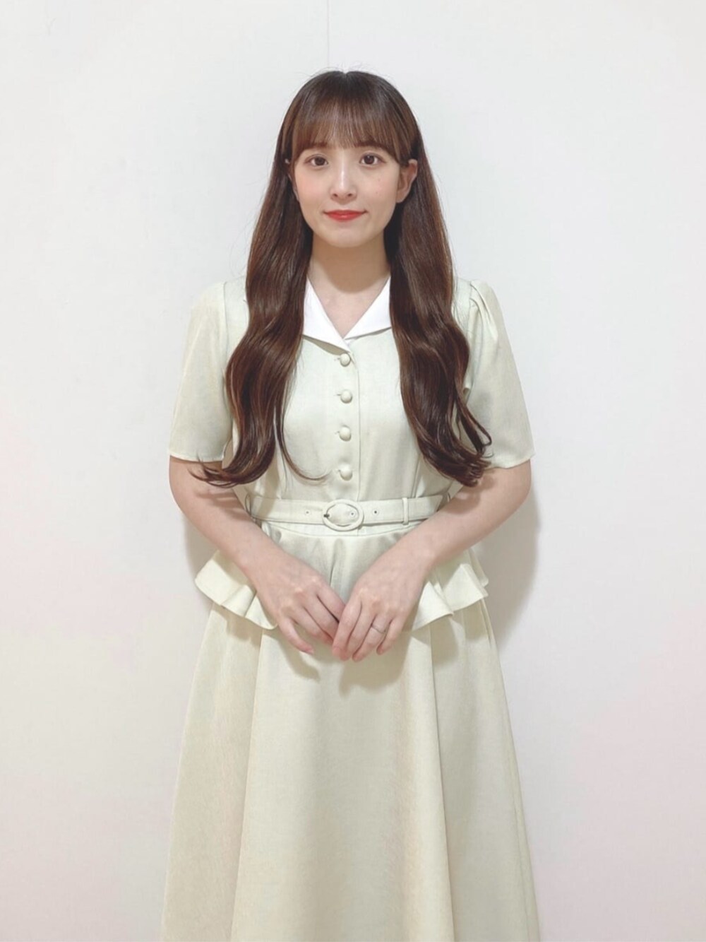 ブラック系のパンプス、グリーン系のワンピースを着用したレディースの夏コーディネートの3枚目の写真