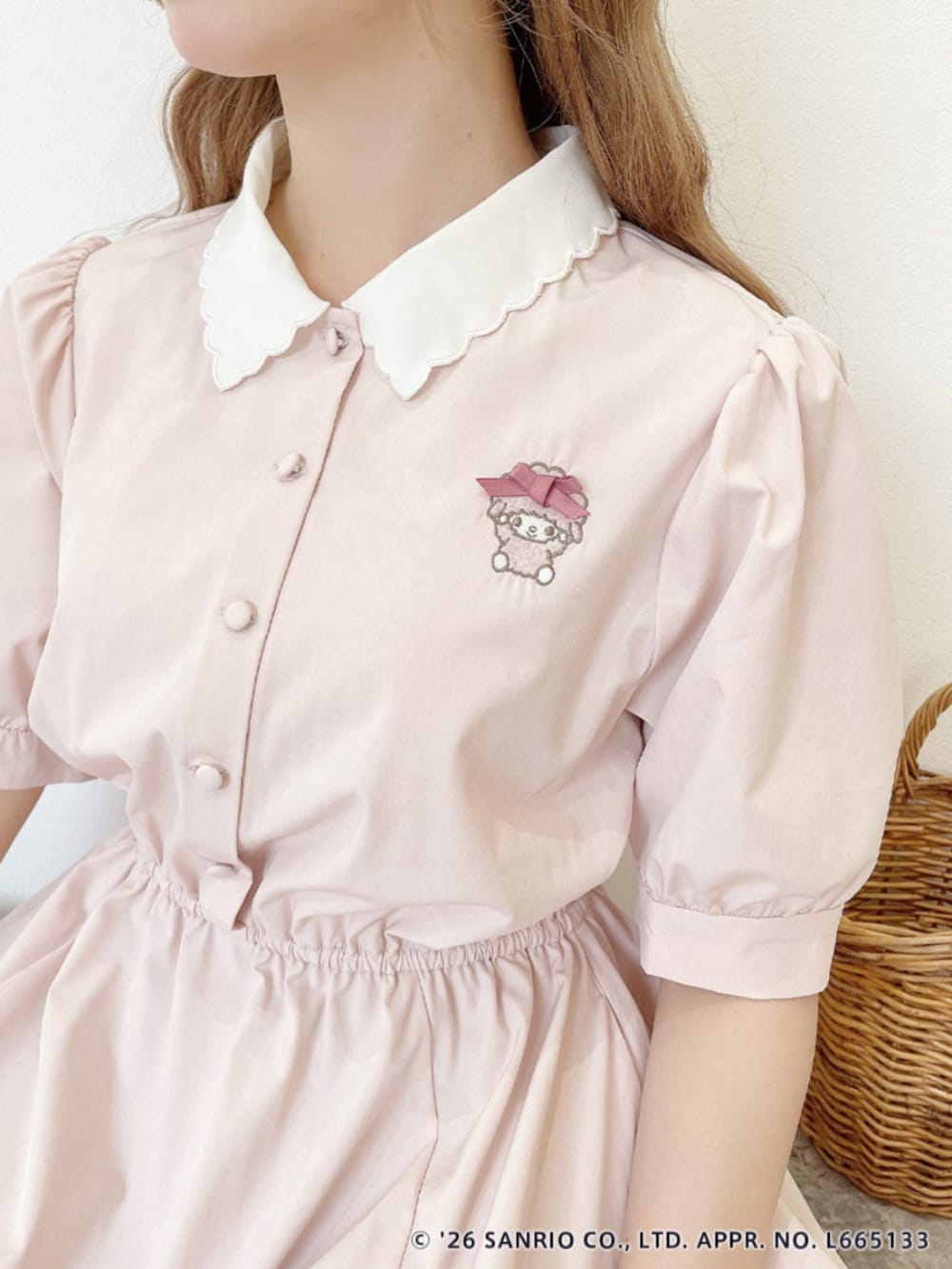 ブラウン系のバレエシューズ、ピンク系のワンピースを着用したレディースの夏コーディネートの3枚目の写真