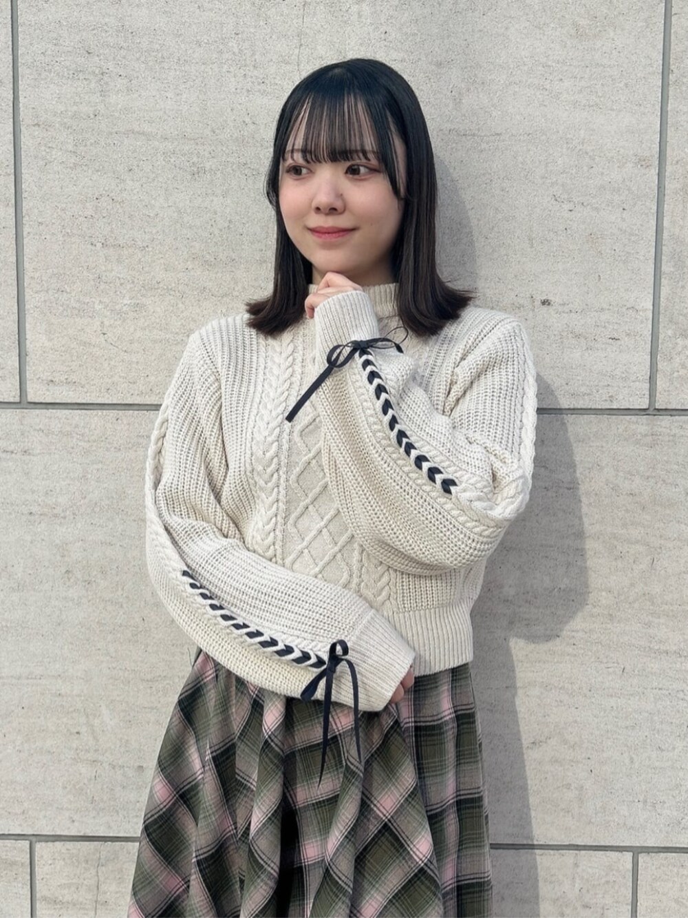 ブラック系のその他シューズ、グリーン系のスカート、ホワイト系のニット/セーターを着用したレディースの冬コーディネートの2枚目の写真