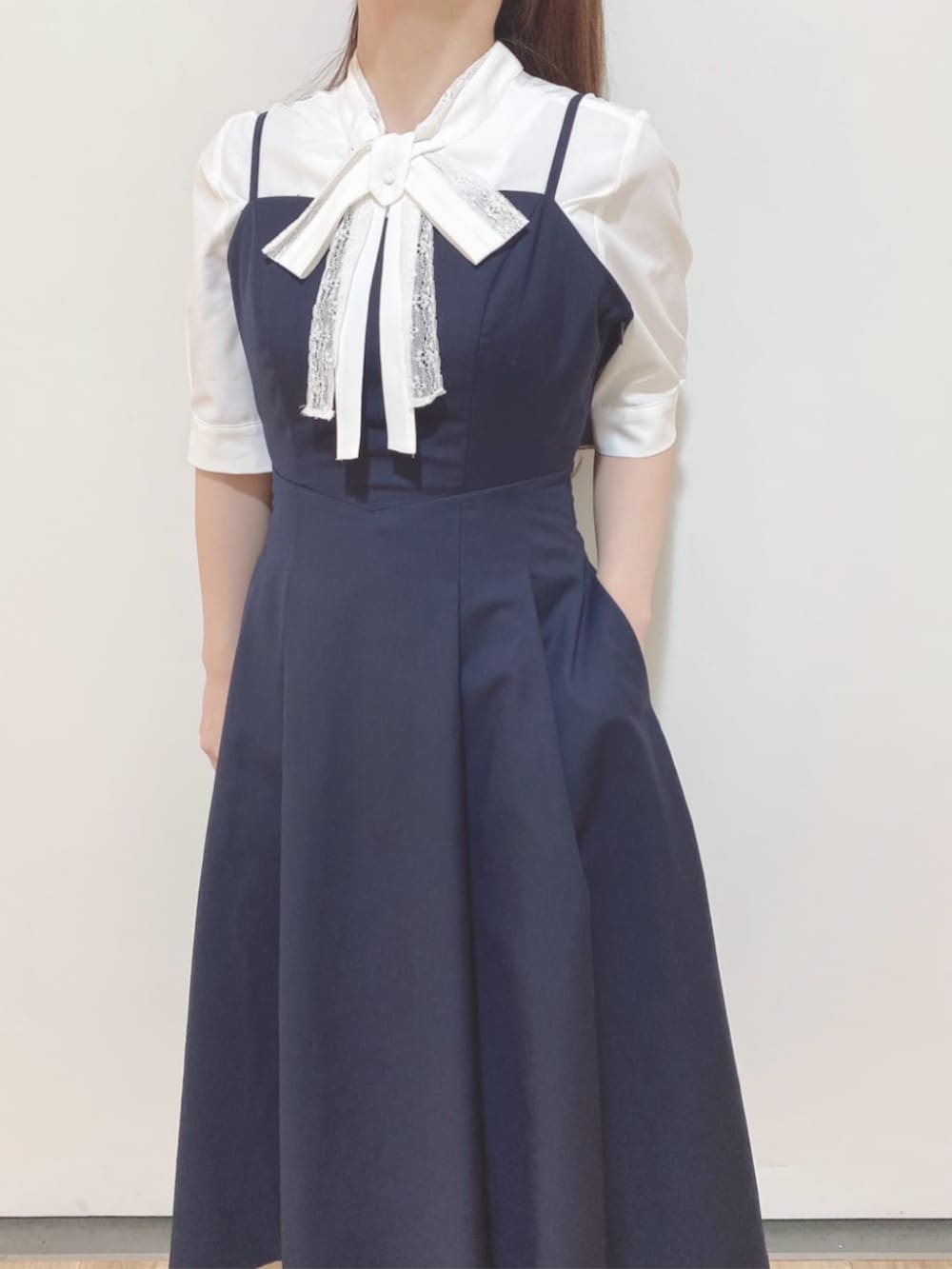 ホワイト系のパンプス、ブルー系のワンピース、ホワイト系のシャツ/ブラウスを着用したレディースの春コーディネートの3枚目の写真