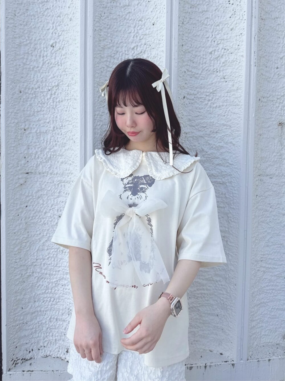 ホワイト系のサンダル、ホワイト系のセットアップ、ホワイト系のTシャツ/カットソーを着用したレディースの春コーディネートの5枚目の写真