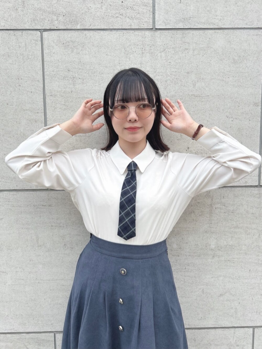 ブラック系のローファー、ホワイト系のシャツ/ブラウス、グレー系のスカートを着用したレディースの秋コーディネートの2枚目の写真