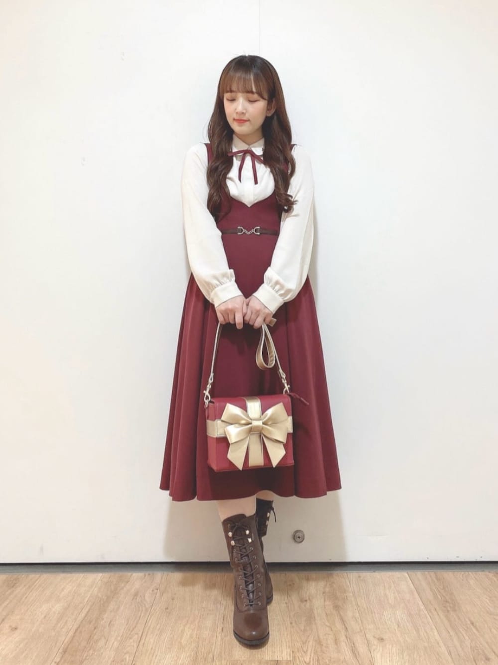 「fint、an another angelus、骨格ウェーブ、イエベ春、低身長、ショルダーバッグ、お出かけコーデ、ブラウス、刺繍、リボン、ジャンスカ、ジャンパースカート、赤、ショートブーツ、ブーツ」|「F i.n.tのチェーンビット使いディープVネックジャンパースカート(ジャンパースカート、レッド系)」を使った、F i.n.tさん(レディース・150cm)の秋コーディネートの2枚目の写真