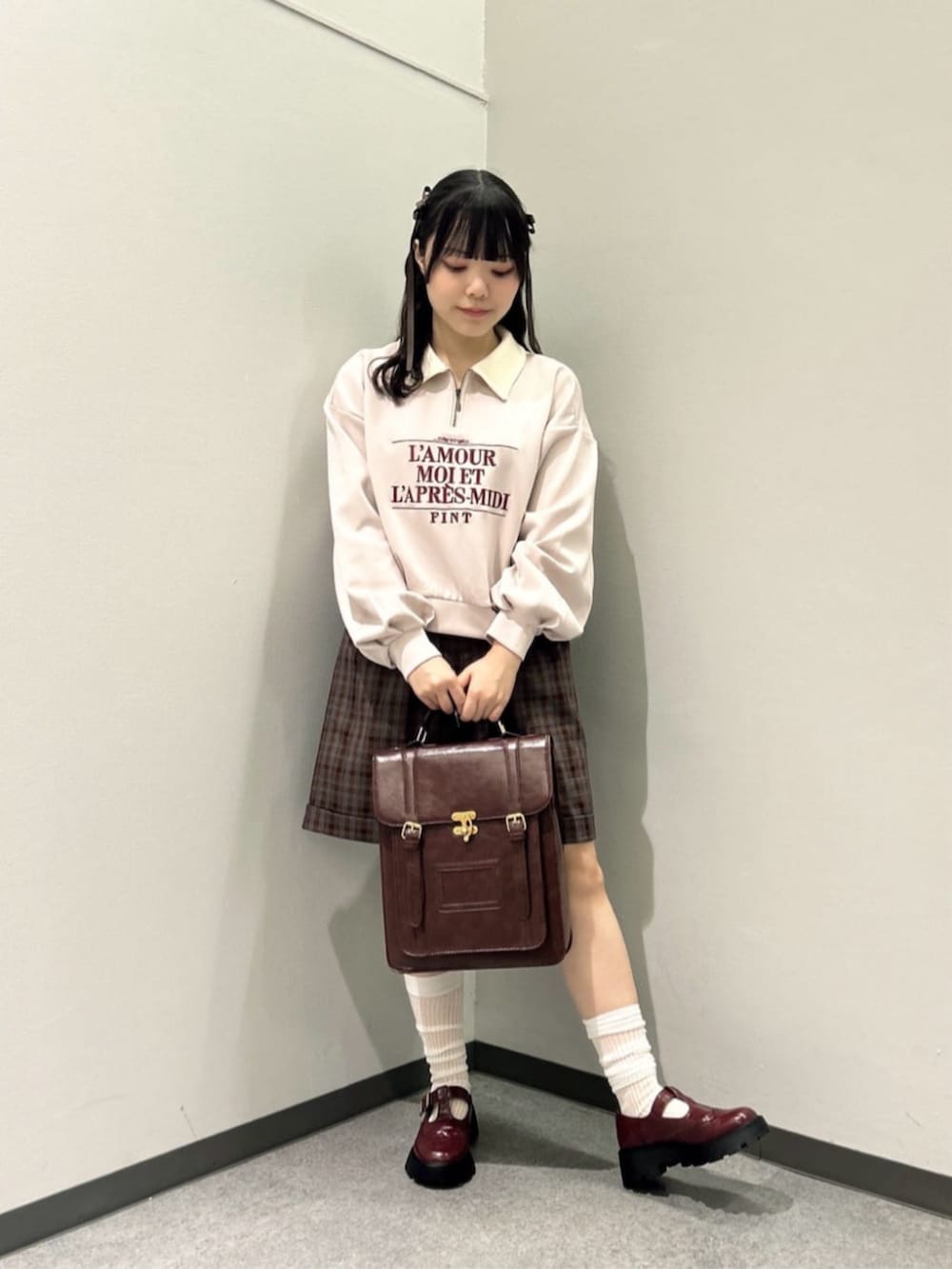 「骨格ウェーブ、イエベ春、低身長、低身長コーデ、チェック、パステルカラー、秋コーデ、お出かけコーデ、ハーフジップ、ピンク、バミューダパンツ、ブラウン、サッチェルバッグ、バッグ、厚底シューズ」|「F i.n.tのダブルベルト縦型サッチェルバッグ(ハンドバッグ、ブラウン系)」を使った、F i.n.tさん(レディース・153cm)の秋コーディネートの2枚目の写真