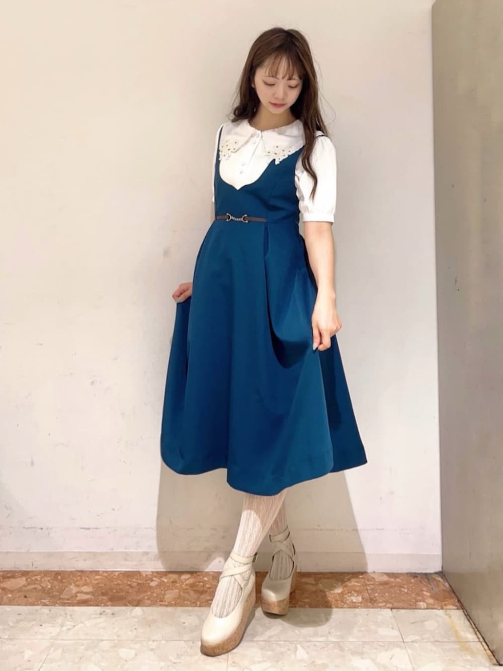 「fint、an another angelus、骨格ウェーブ、イエベ春、春コーデ、夏コーデ、お出かけコーデ、ootd、レトロ、ガーリー、ブラウス、刺繍、ジャンパースカート、ジャンスカ、厚底シューズ」｜「F i.n.tのチェーンビット使いディープＶネックジャンパースカート（ジャンパースカート、ブルー系）」を使った、F i.n.tさん（骨格ウェーブ・レディース・159cm）の夏コーディネートの2枚目の写真