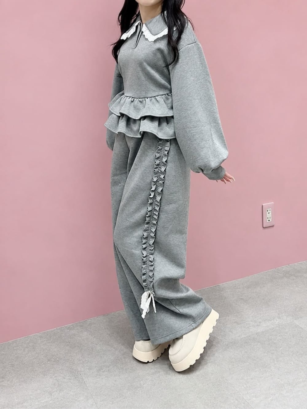 ホワイト系のモカシン/デッキシューズ、グレー系のスウェットパンツ、グレー系のスウェットを着用したレディースの秋コーディネートの2枚目の写真