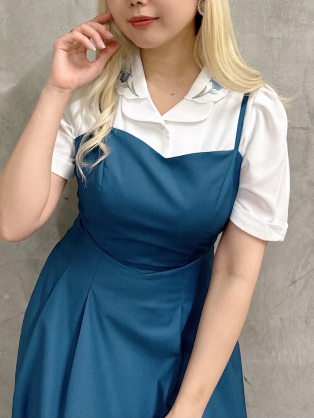 ホワイト系のシャツ/ブラウス、ブルー系のワンピースを着用したレディースの春コーディネートの3枚目の写真