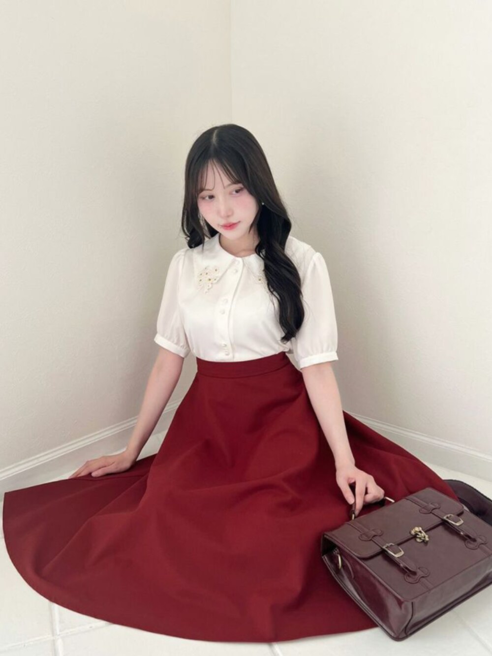 ホワイト系のシャツ/ブラウス、ブラウン系のショルダーバッグ、レッド系のパンプスを着用したレディースの秋コーディネートの3枚目の写真