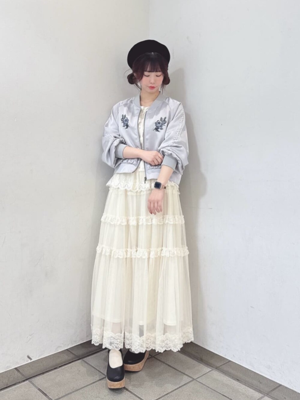 ブラック系のパンプス、ホワイト系のスカート、ホワイト系のシャツ/ブラウスを着用したレディースの秋コーディネートの2枚目の写真