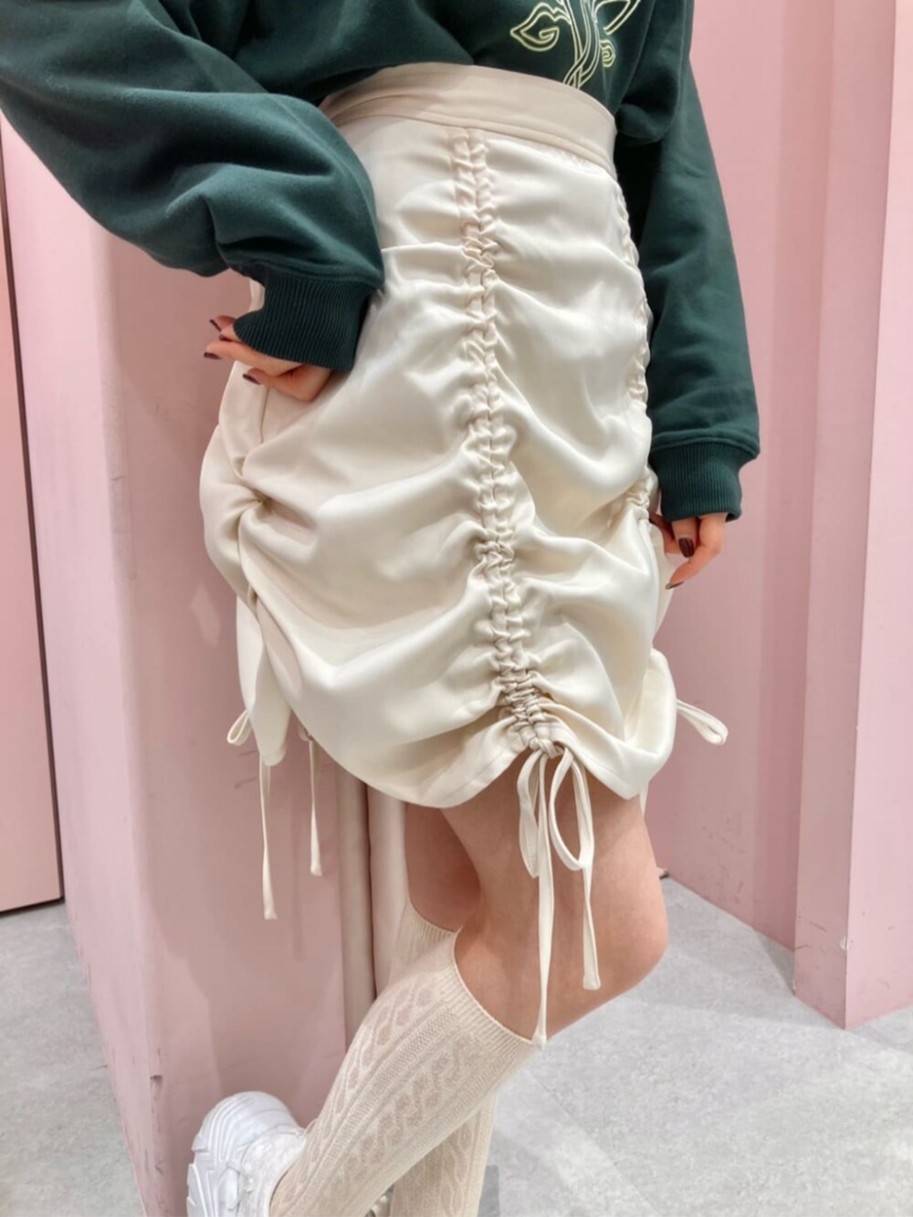 ベージュ系のシャツ/ブラウス、ホワイト系のスカートを着用したレディースの冬コーディネートの2枚目の写真