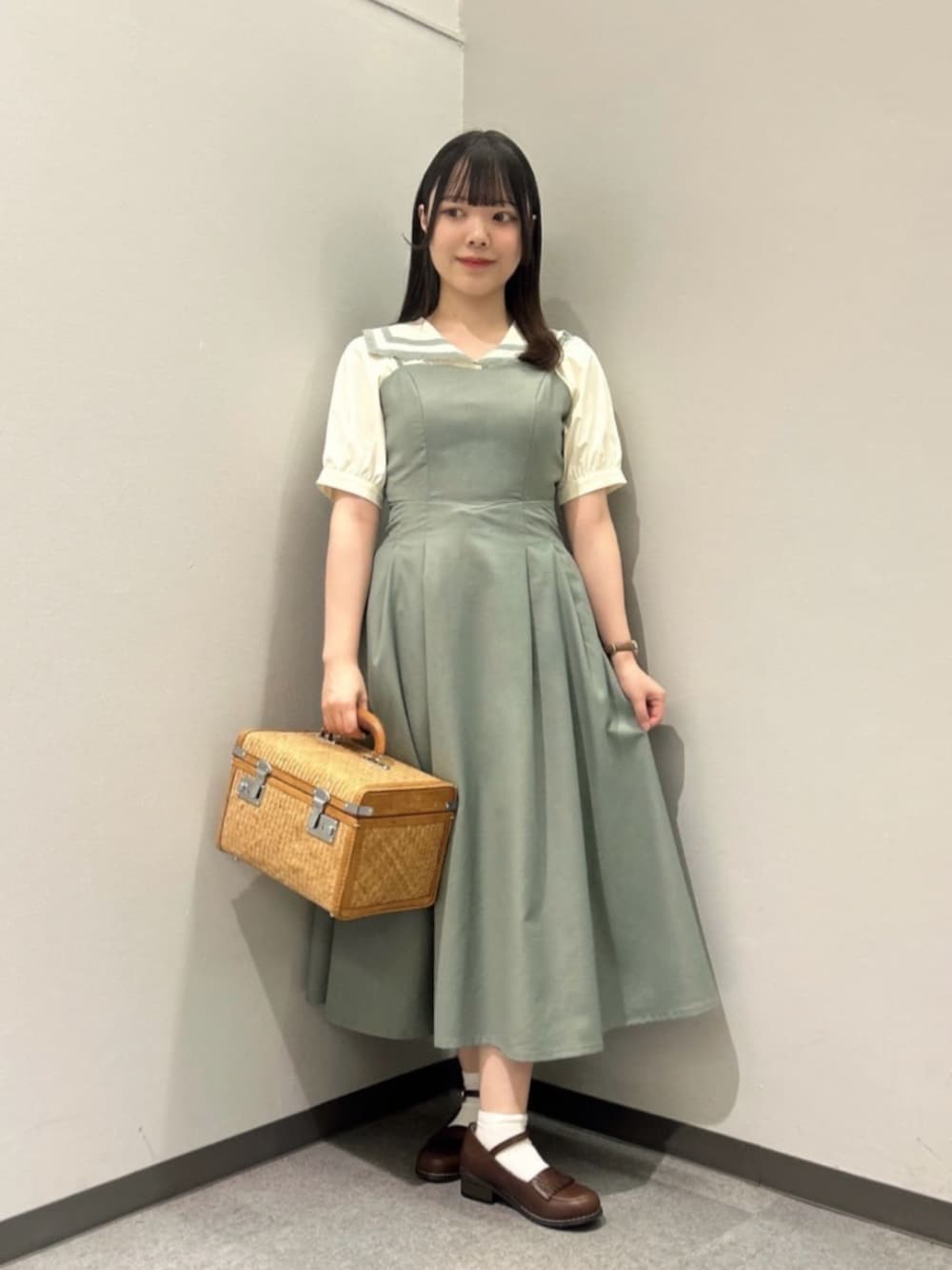 ブラウン系のローファー、ホワイト系のシャツ/ブラウス、グリーン系のワンピースを着用したレディースの夏コーディネートの2枚目の写真