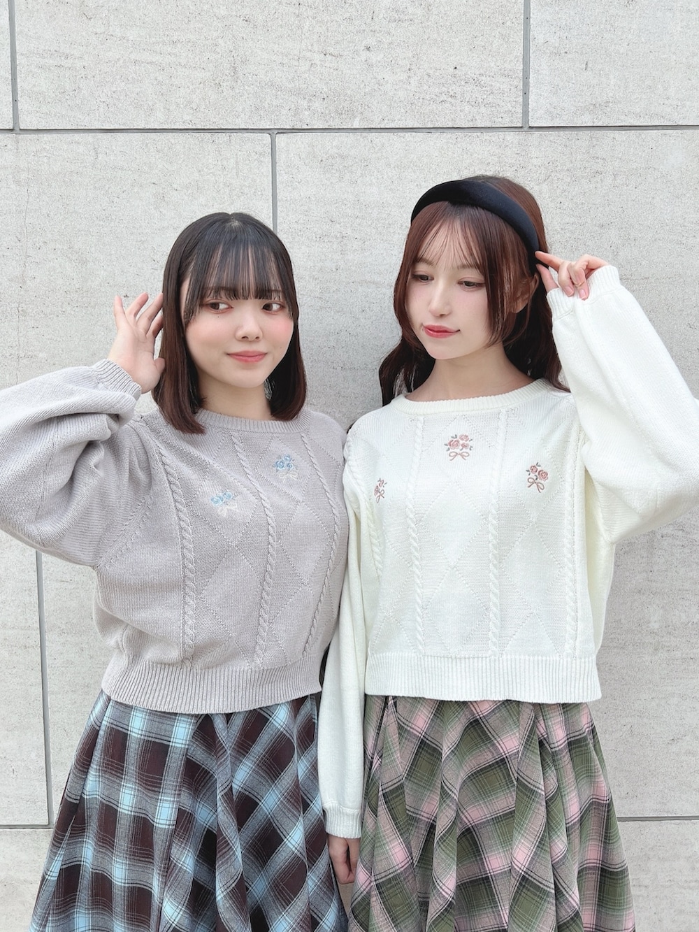 「fint、an another angelus、お出かけコーデ、冬コーデ、秋冬コーデ、双子コーデ、カジュアルガーリー、花刺繍ニット、ニット、ニットコーデ、刺繍、スカート、チェック、ローファー、ショートブーツ」｜「F i.n.tのレトロヒールローファー（ローファー、ブラウン系）」を使った、F i.n.tさん（レディース・157cm）の秋コーディネートの2枚目の写真