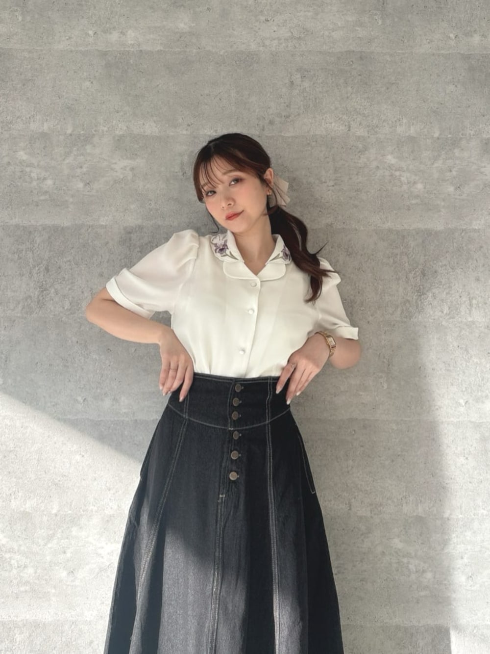 「イエベ春、低身長、デニムコーデ、デニムスカート、花刺繍、リボン」｜「an another angelusの【3サイズ展開】フロント釦デニムフレアースカート（デニムスカート、ブラック系）」を使った、F i.n.tさん（骨格ウェーブ・レディース・150cm）の春コーディネートの3枚目の写真