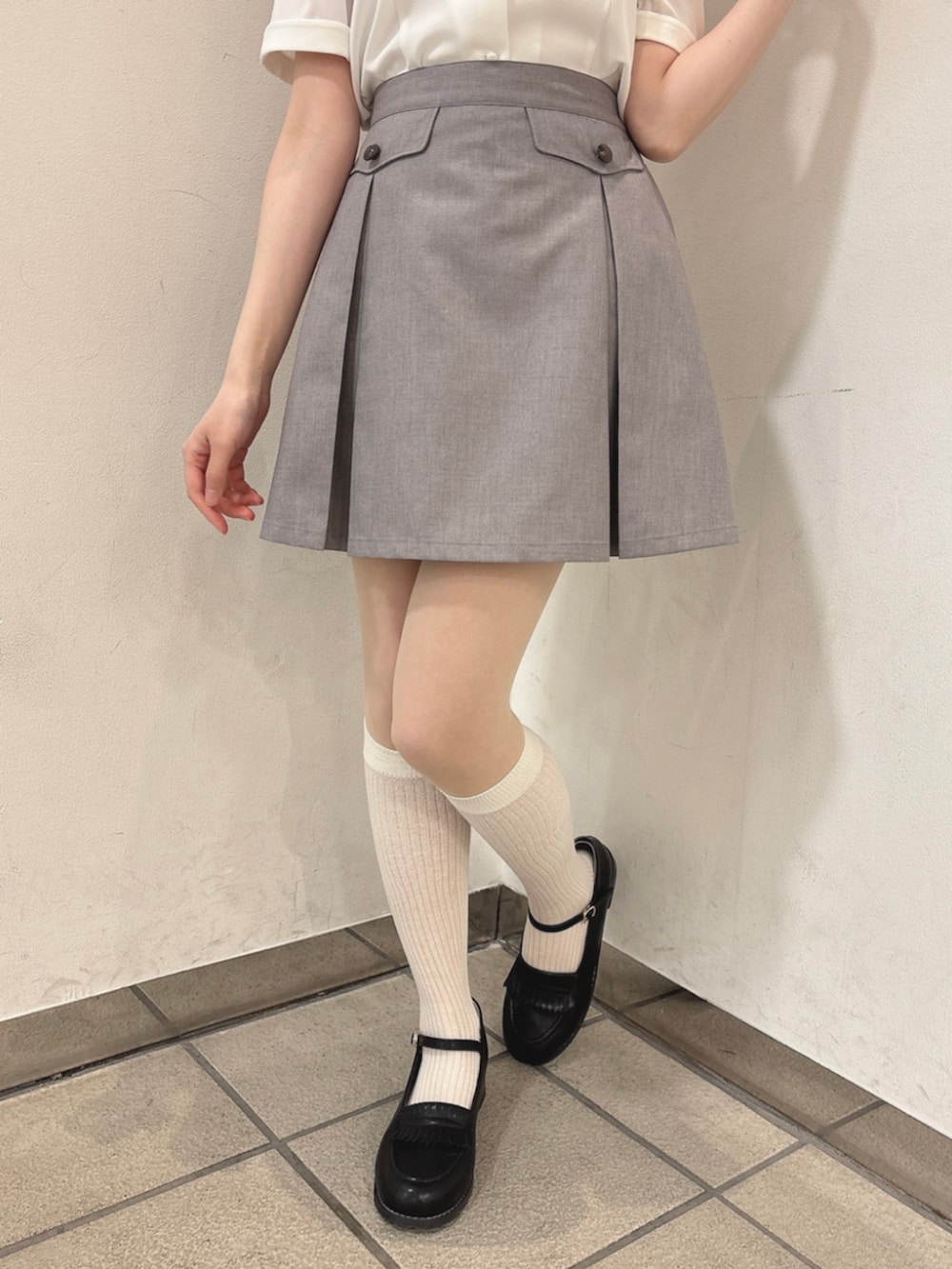 「fint、an another angelus、骨格ウェーブ、骨格ナチュラル、ブルベ、春コーデ、クラシカル、ブラウス、刺繍、セットアップスタイル、セットアップ、グレー、ベスト、プリーツスカート、ローファー」｜「F i.n.tのストラップローファー（ローファー、ブラック系）」を使った、F i.n.tさん（骨格ウェーブ・レディース・157cm）の春コーディネートの4枚目の写真