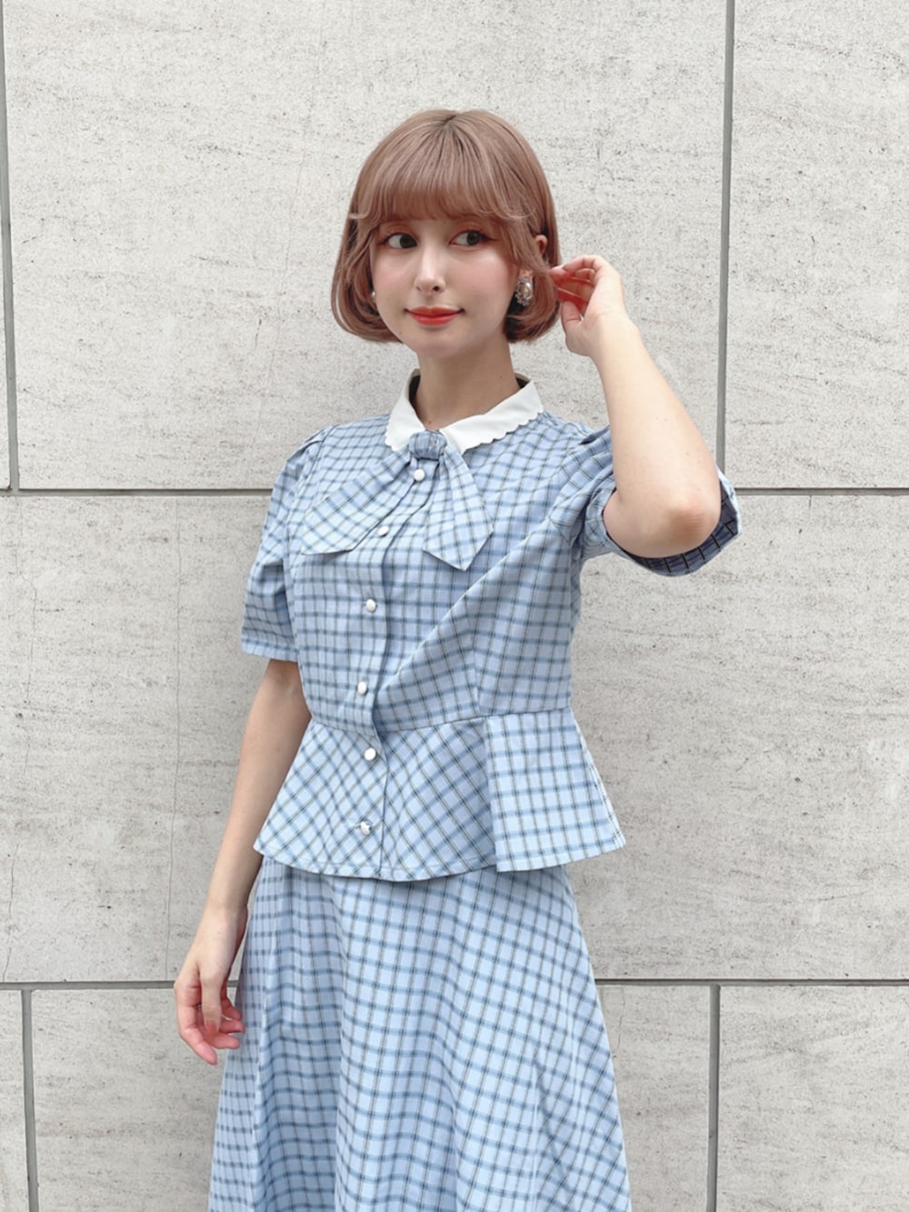 ブルー系のスカート、ブルー系のシャツ/ブラウスを着用したレディースの春コーディネートの2枚目の写真