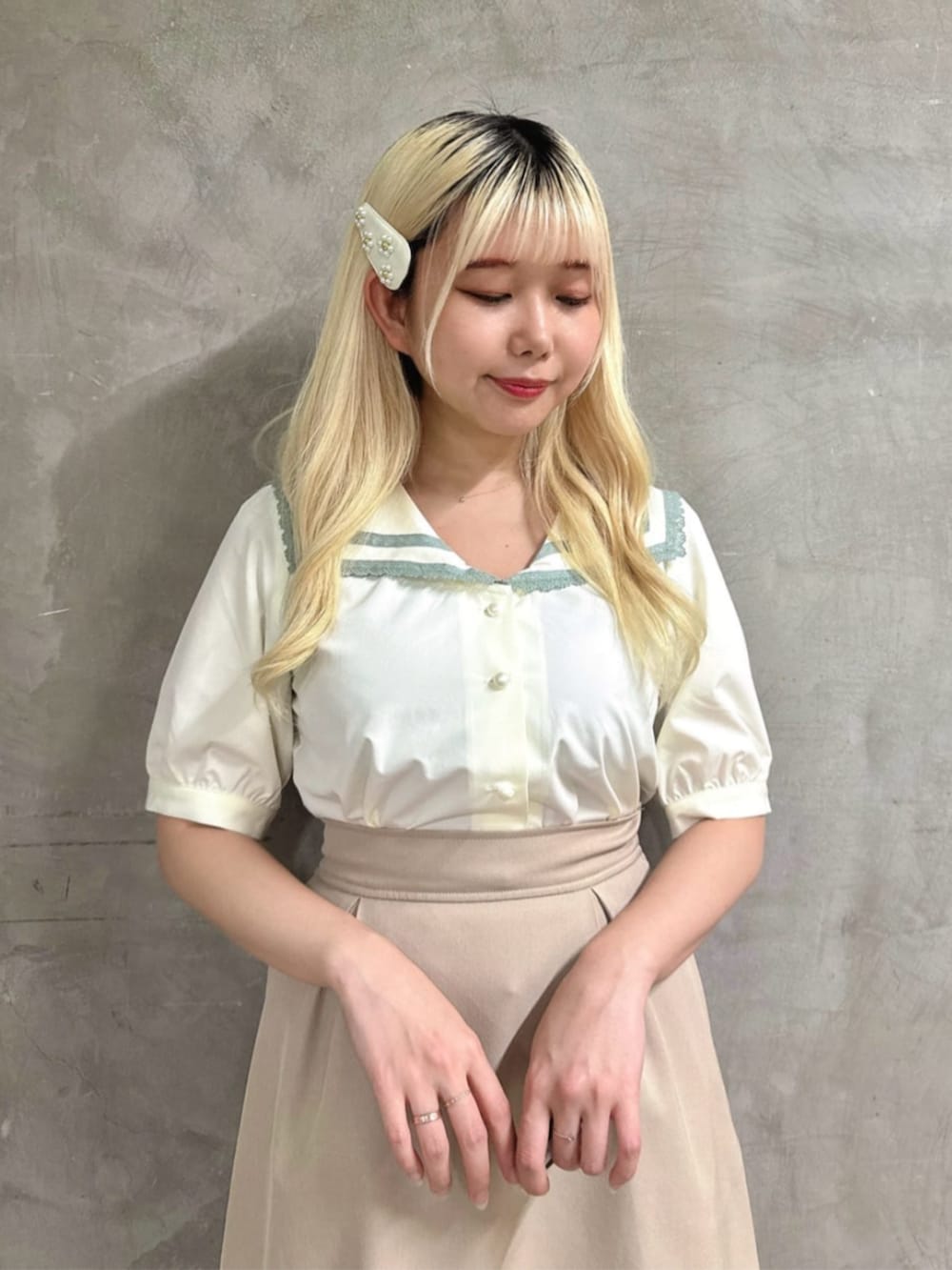 ホワイト系のサンダル、ベージュ系のスカート、ホワイト系のシャツ/ブラウスを着用したレディースの夏コーディネートの3枚目の写真