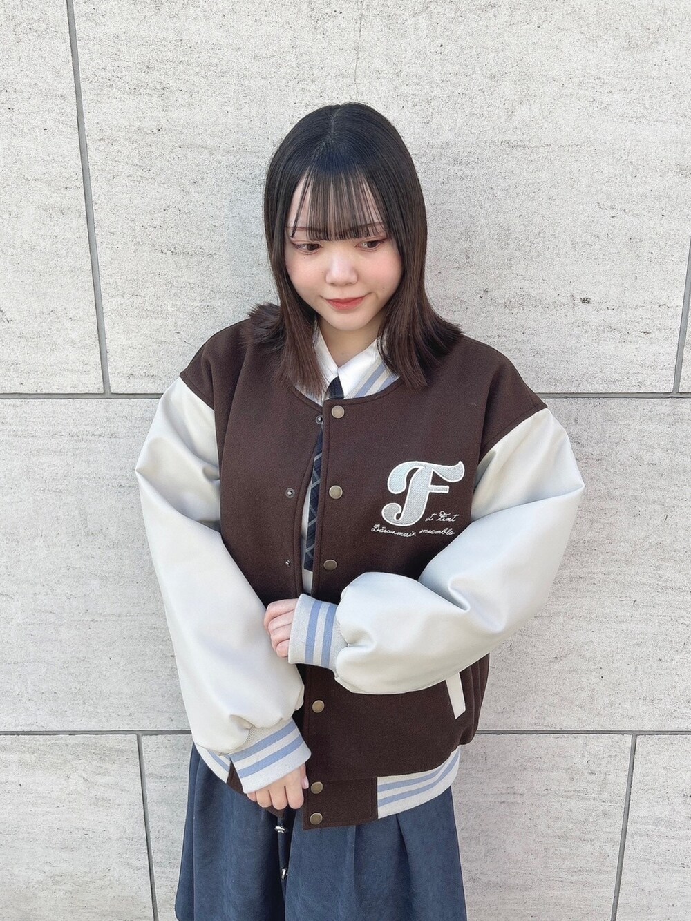 ホワイト系のシャツ/ブラウス、グレー系のスカート、ブラック系のブーツを着用したレディースの冬コーディネートの2枚目の写真