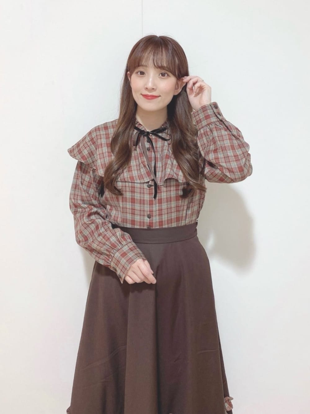 ブラウン系のパンプス、ブラウン系のショルダーバッグ、ブラウン系のシャツ/ブラウスを着用したレディースの秋コーディネートの3枚目の写真