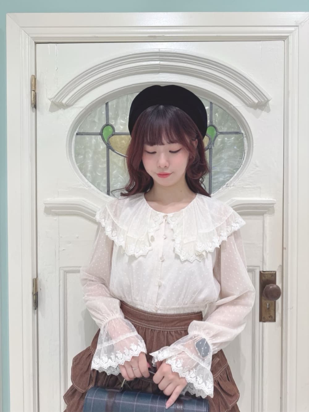 ブラック系のパンプス、ブルー系のショルダーバッグ、ホワイト系のシャツ/ブラウスを着用したレディースの秋コーディネートの3枚目の写真