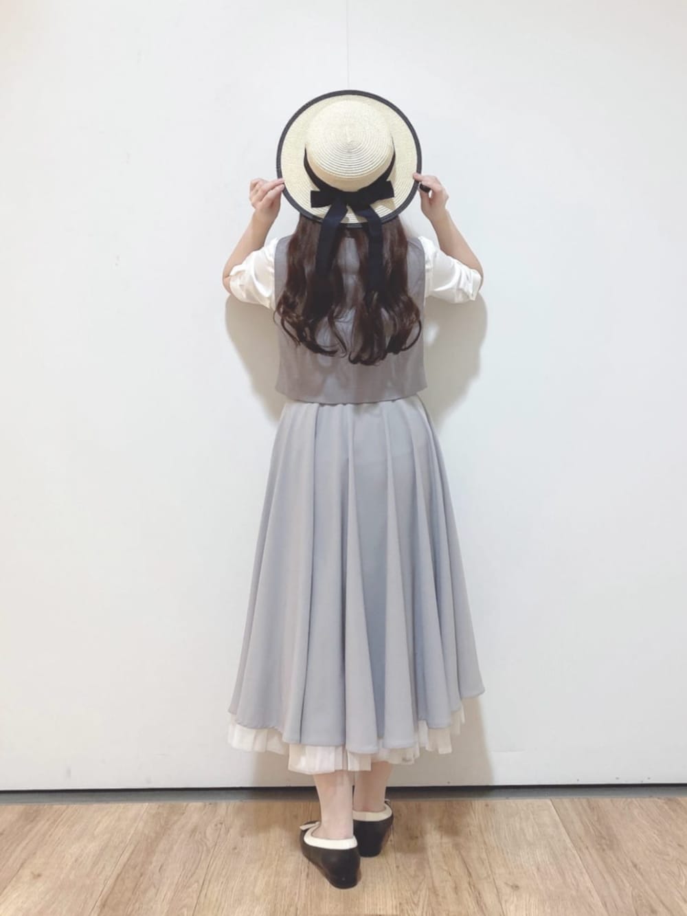 「fint、an another angelus、骨格ウェーブ、イエベ春、低身長、春コーデ、レトロ、テーマパークコーデ、お出かけコーデ、ブラウス、リボン、ベスト、スカート、パニエ、パンプス」｜「an another angelusのクロスタイデザインバッグ（ハンドバッグ、ブラック系）」を使った、F i.n.tさん（骨格ウェーブ・レディース・150cm）の春コーディネートの4枚目の写真