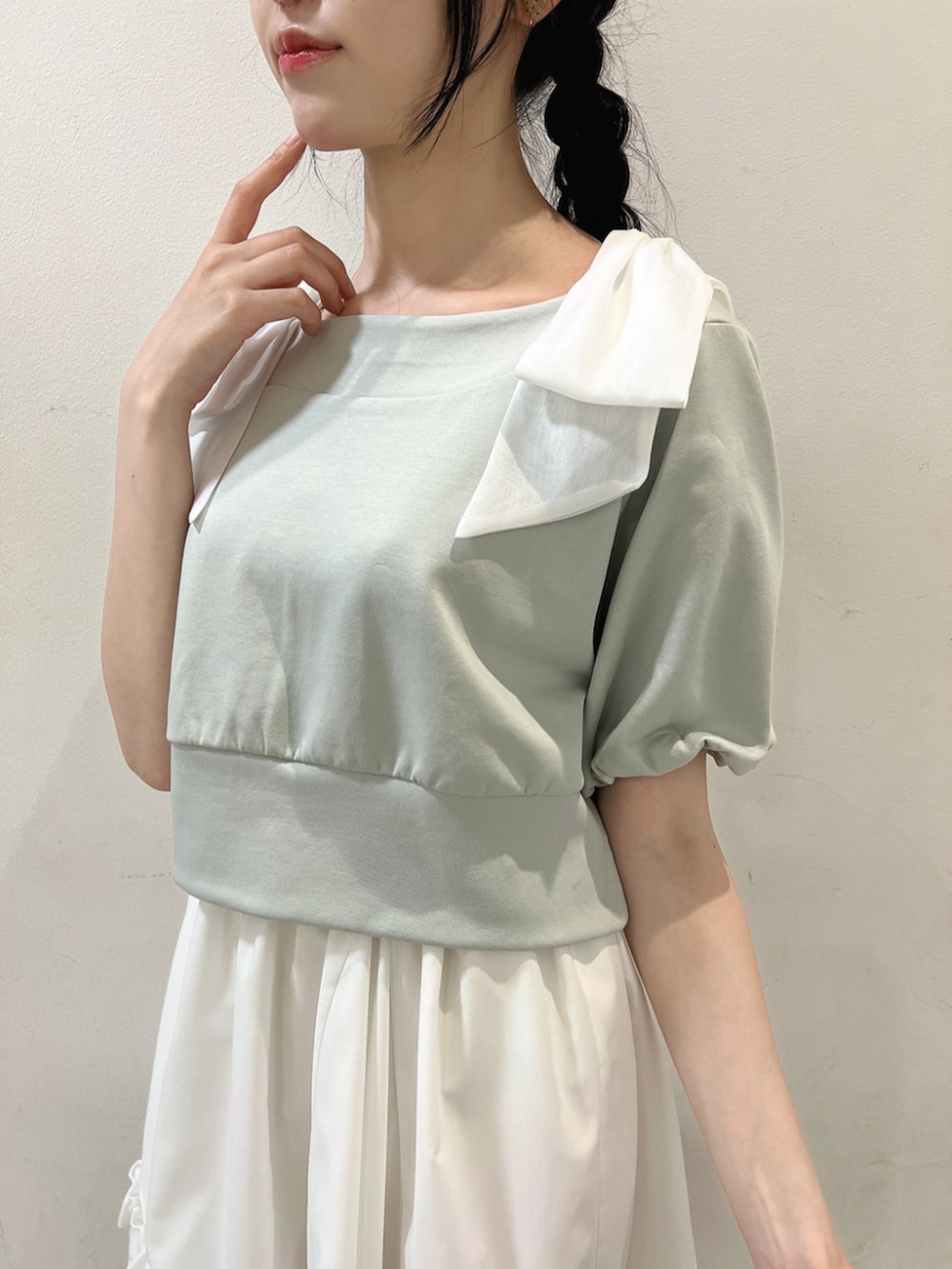 ホワイト系のスカート、ホワイト系のサンダル、グレー系のTシャツ/カットソーを着用したレディースの春コーディネートの3枚目の写真