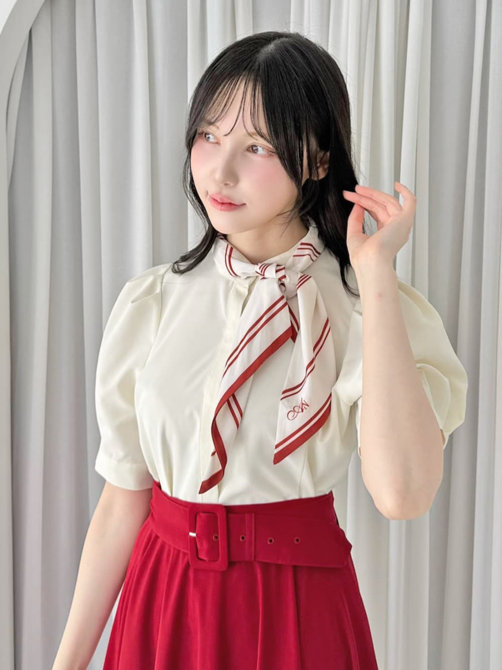 ピンク系のパンプス、ホワイト系のシャツ/ブラウス、レッド系のスカートを着用したレディースの夏コーディネートの2枚目の写真
