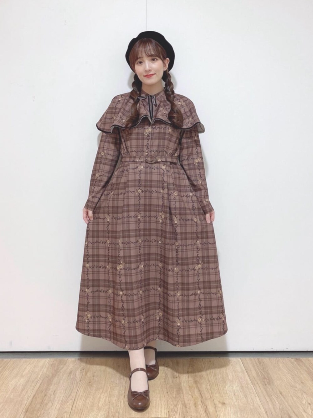 ブラウン系のワンピース、ブラウン系のバレエシューズ、ブラック系のハンチング/ベレー帽を着用したレディースの秋コーディネートの2枚目の写真