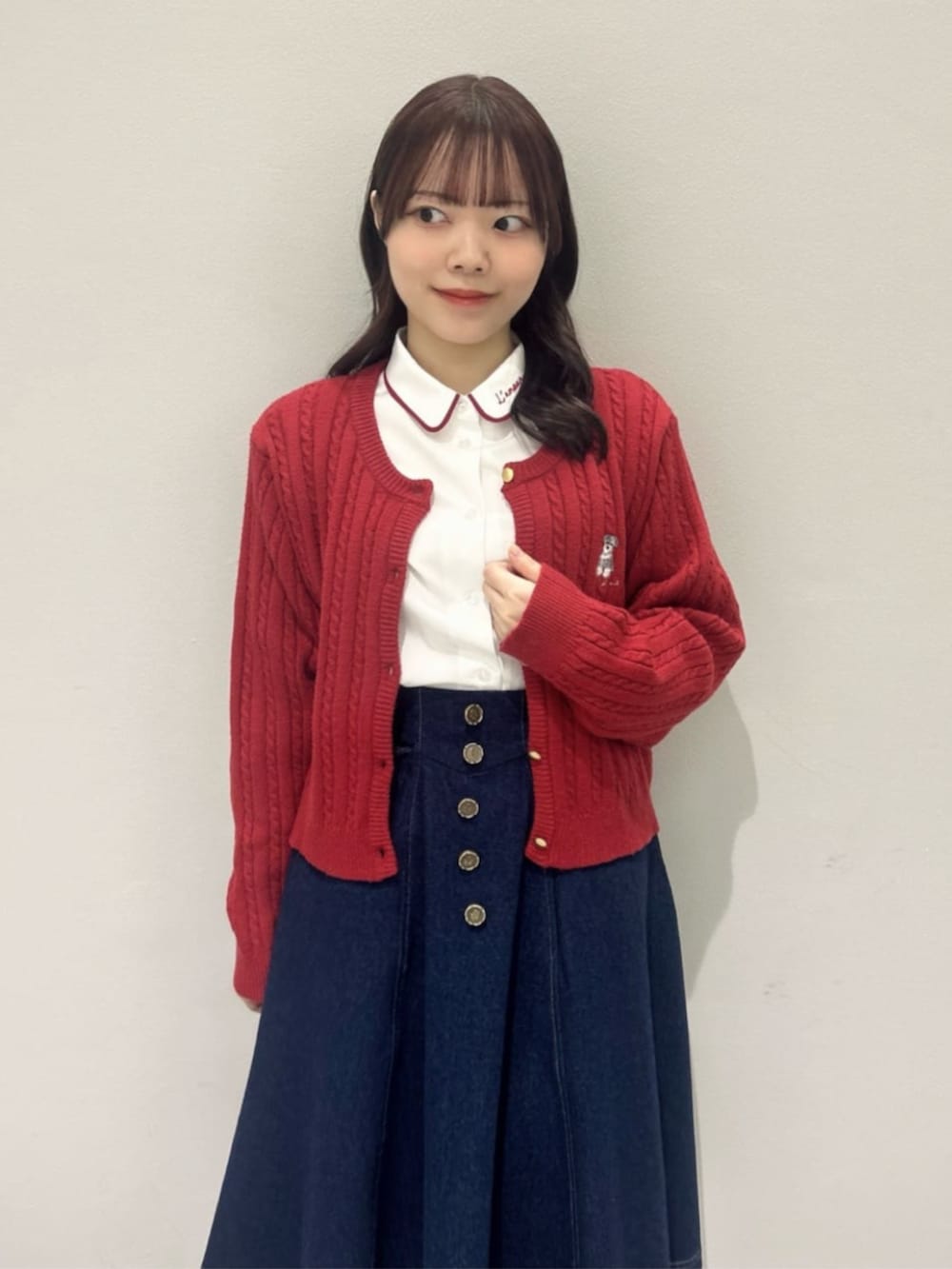 ブラウン系のローファー、ブラウン系のショルダーバッグ、レッド系のカーディガン/ボレロを着用したレディースの春コーディネートの3枚目の写真