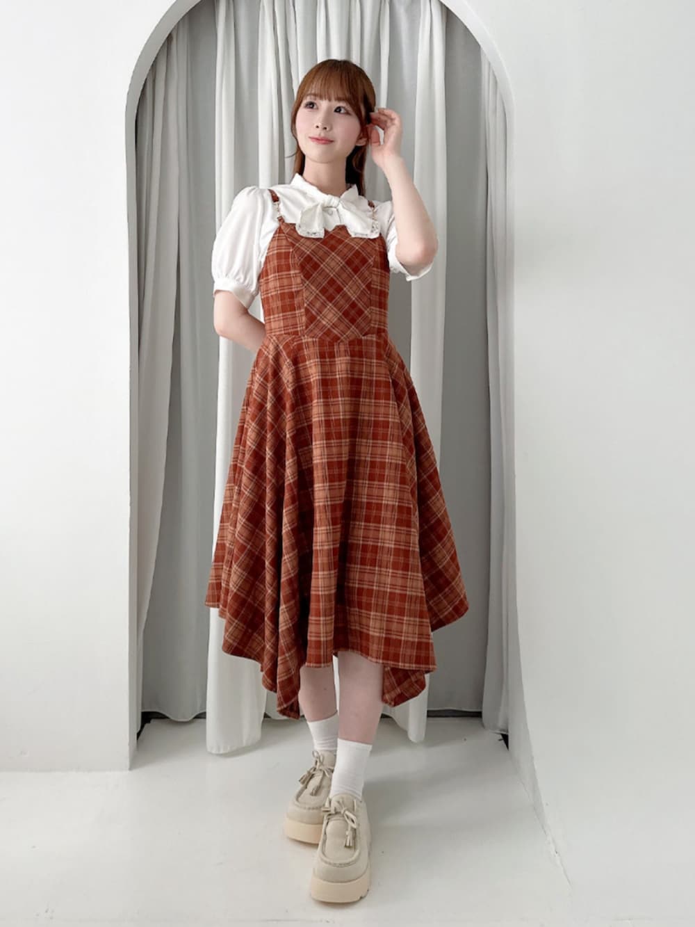 ホワイト系のシャツ/ブラウス、ベージュ系のワンピースを着用したレディースの夏コーディネートの2枚目の写真