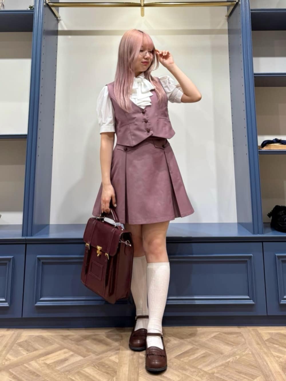 「fint、an another angelus、骨格ストレート、ブルベ夏、春コーデ、お出かけコーデ、レトロ、セットアップスタイル、セットアップ、ベスト、プリーツスカート、ブラウス、リボン、ローファー、サッチェルバッグ」｜「F i.n.tのダブルベルト縦型サッチェルバッグ（ハンドバッグ、ブラウン系）」を使った、F i.n.tさん（骨格ストレート・レディース・155cm）の春コーディネートの2枚目の写真