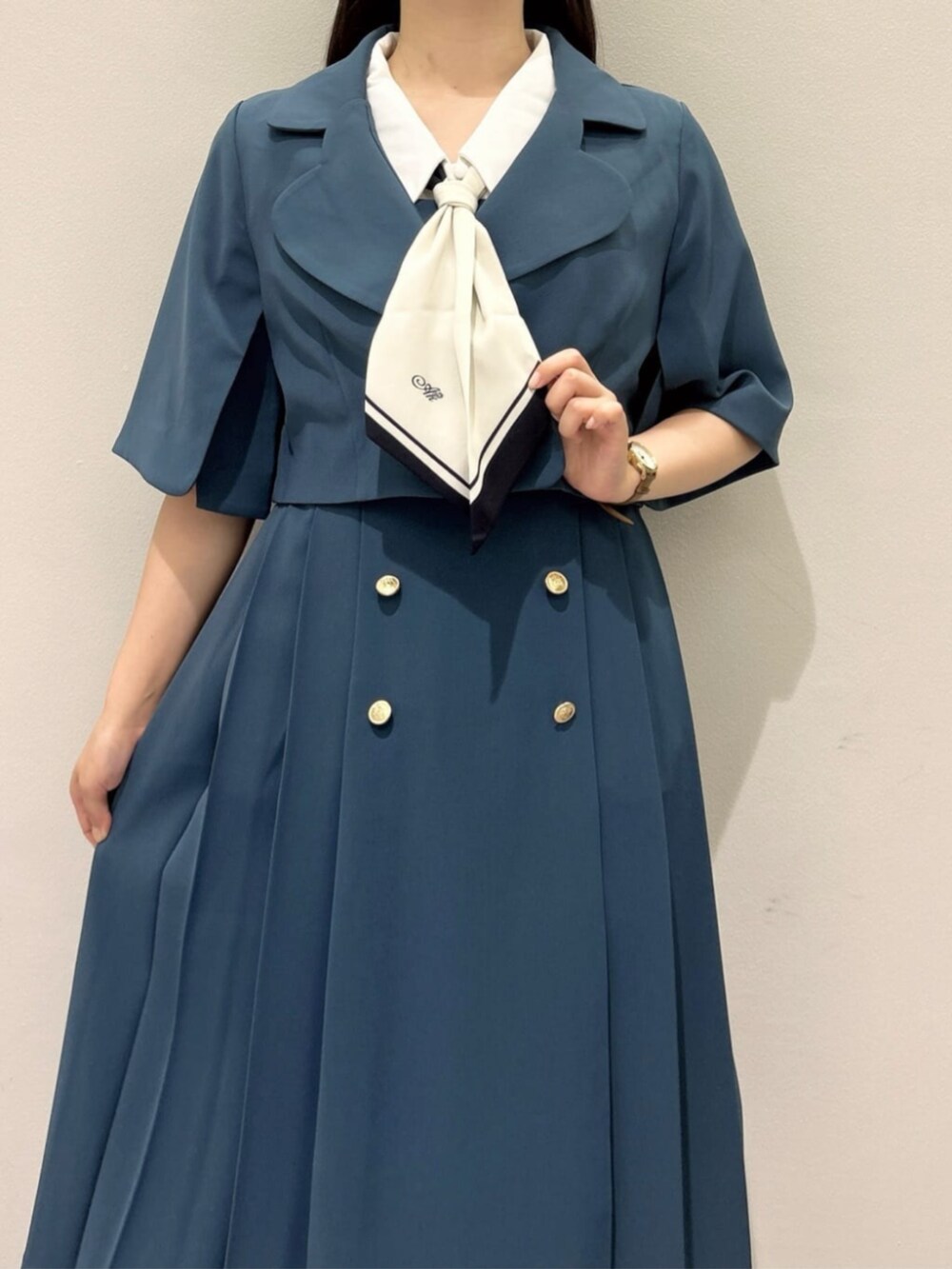 ホワイト系のシャツ/ブラウス、ブルー系のジャンパースカート、ブルー系のセットアップを着用したレディースの夏コーディネートの2枚目の写真