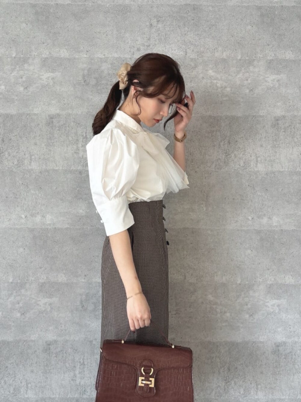 ホワイト系のシャツ/ブラウス、ブラウン系のその他シューズ、ブラウン系のテーラードジャケットを着用したレディースの秋コーディネートの7枚目の写真