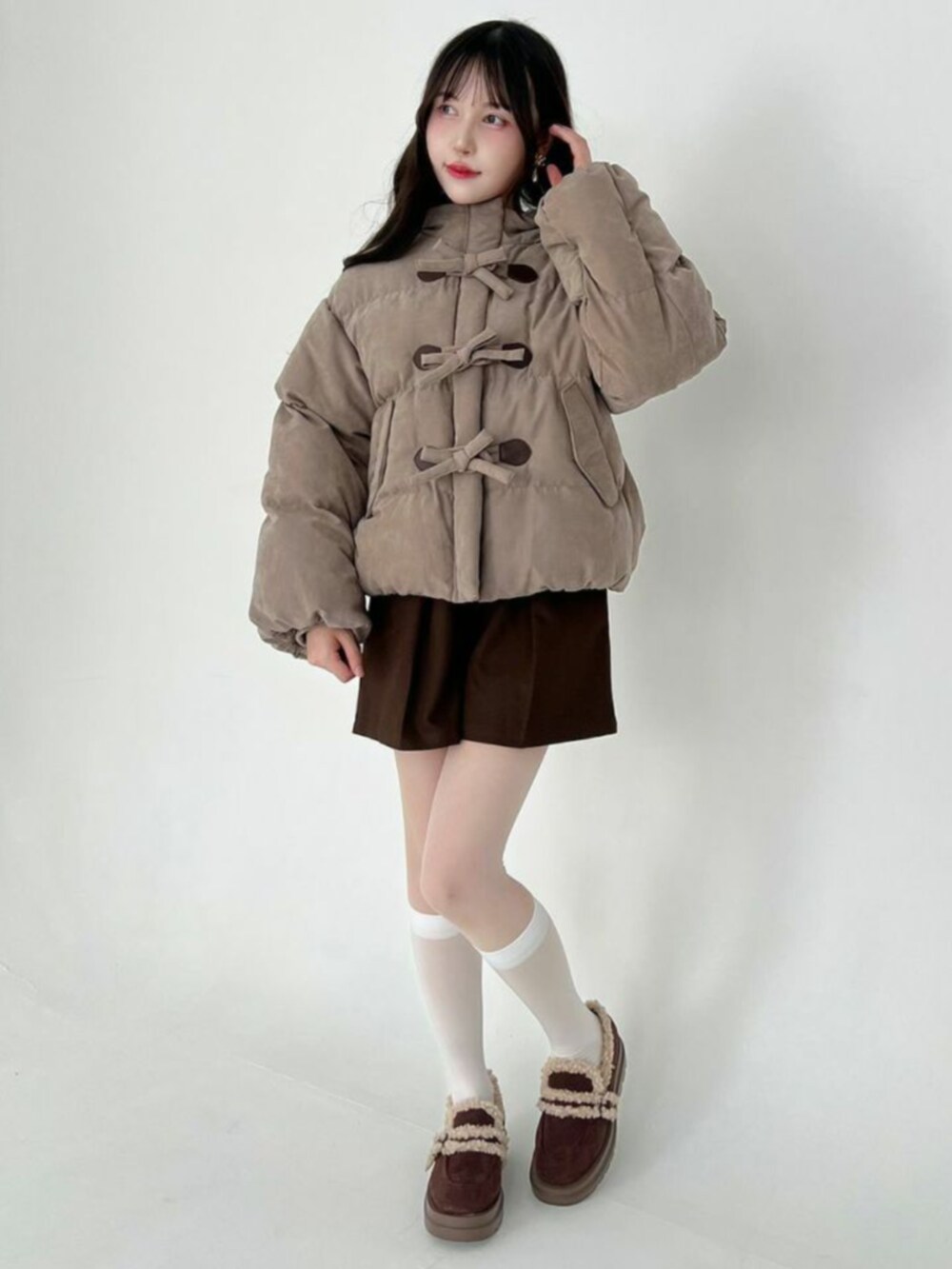 ホワイト系のTシャツ/カットソー、ブラウン系のモカシン/デッキシューズ、ブラウン系のその他パンツを着用したレディースの秋コーディネートの2枚目の写真