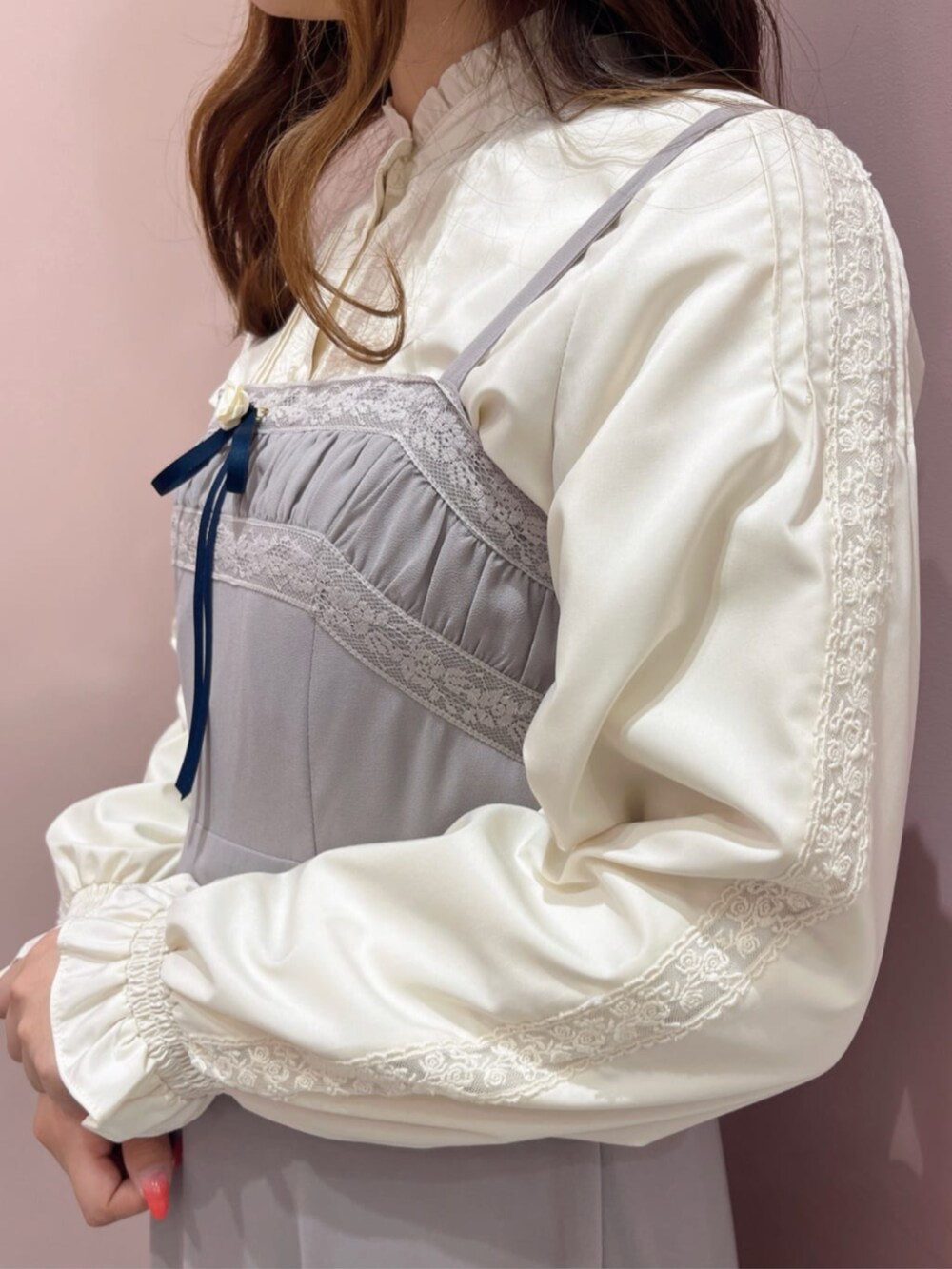 ベージュ系のパンプス、ホワイト系のハンドバッグ、ベージュ系のシャツ/ブラウスを着用したレディースの冬コーディネートの2枚目の写真