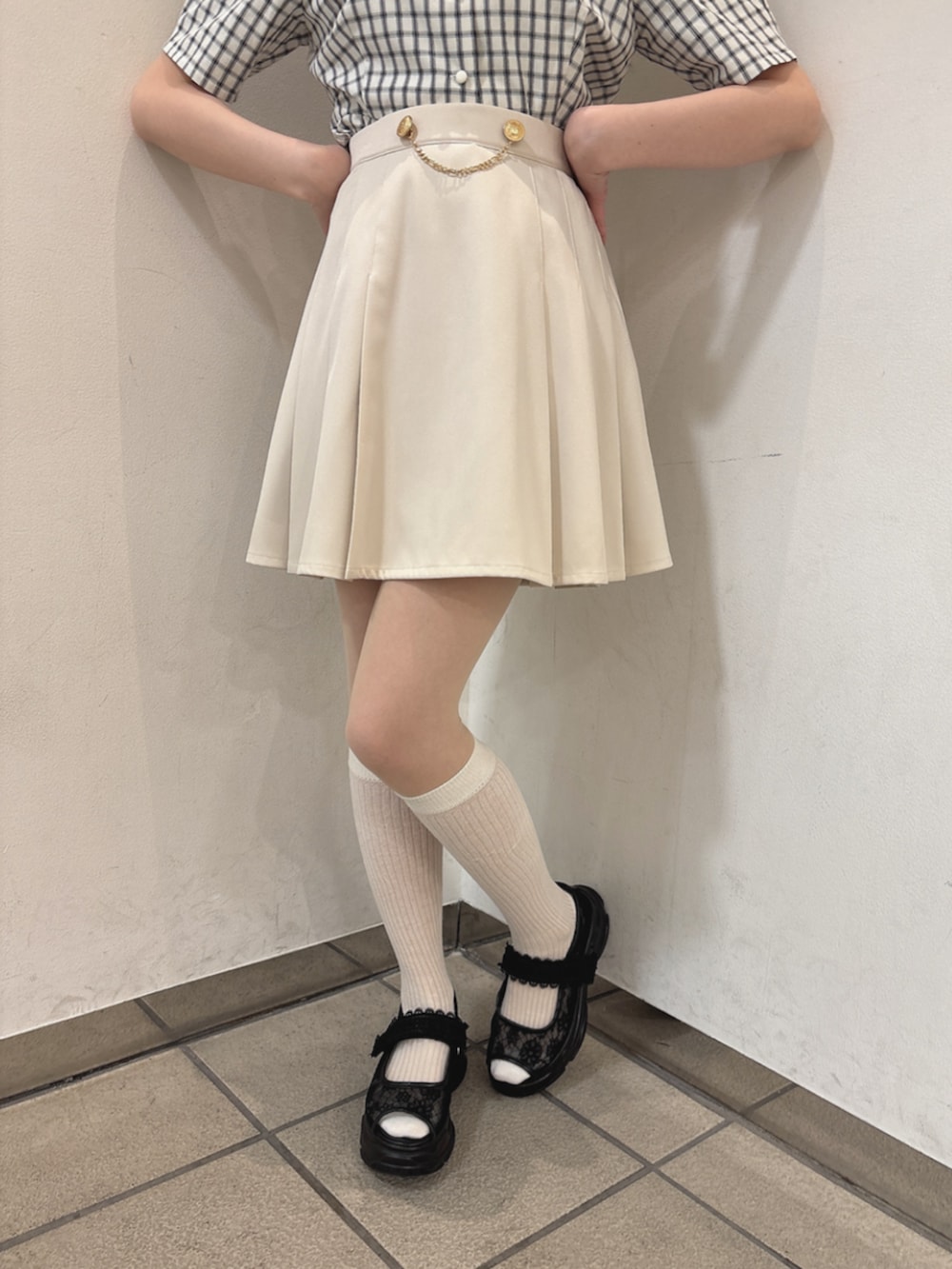 「fint、an another angelus、骨格ウェーブ、骨格ナチュラル、ブルベ、春コーデ、お出かけコーデ、セットアップスタイル、セットアップ、ジャケット、ケープ、プリーツスカート、ホワイト、ブラウス、厚底サンダル」｜「F i.n.tの【セットアップ対応】クレリック衿ドビーチェックペプラムブラウス（シャツ/ブラウス、ホワイト系）」を使った、F i.n.tさん（骨格ウェーブ・レディース・157cm）の春コーディネートの5枚目の写真