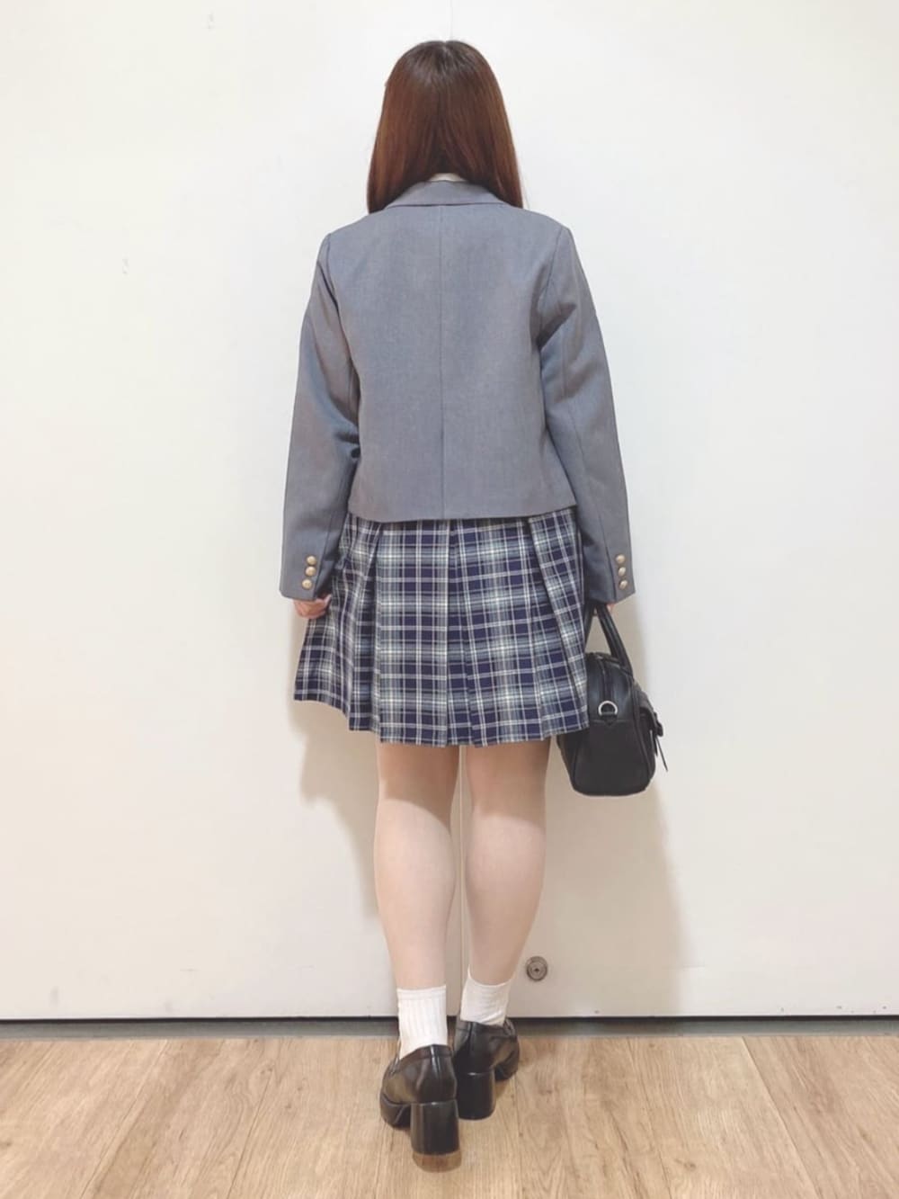「骨格ウェーブ、イエベ春、F i.n.t、おでかけコーデ、24AW秋の新作、24AW、150cm~154cm、レトロ、長袖ブラウス、ガーリー、ハンドバッグ、ローファー、プレッピー、プリーツスカート、チェック」｜「F i.n.tのスカラップラペルジャケット（セットアップ、グレー系）」を使った、F i.n.tさん（レディース・150cm）の秋コーディネートの7枚目の写真