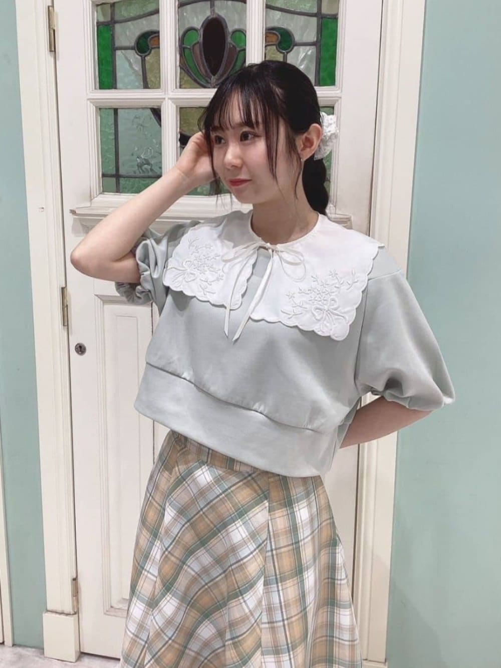 ホワイト系のサンダル、グレー系のTシャツ/カットソー、イエロー系のスカートを着用したレディースの春コーディネートの2枚目の写真