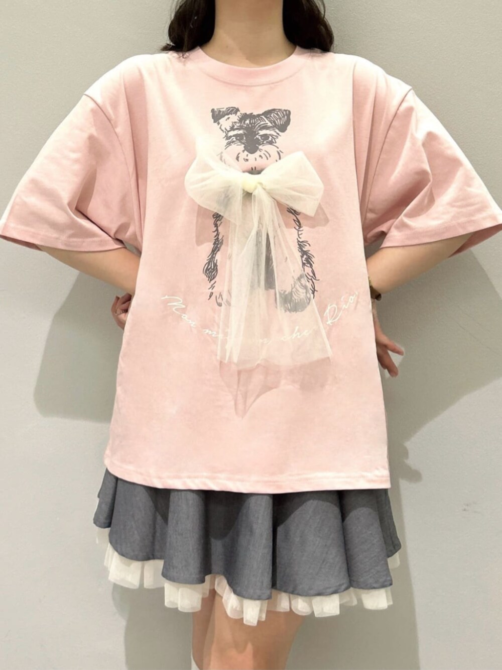 グレー系のスカート、ホワイト系のパーカー、ホワイト系のサンダルを着用したレディースの春コーディネートの4枚目の写真