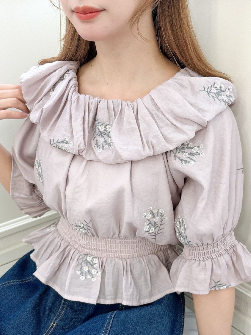 ブルー系のデニムスカート、ピンク系のパンプス、パープル系のシャツ/ブラウスを着用したレディースの春コーディネートの3枚目の写真