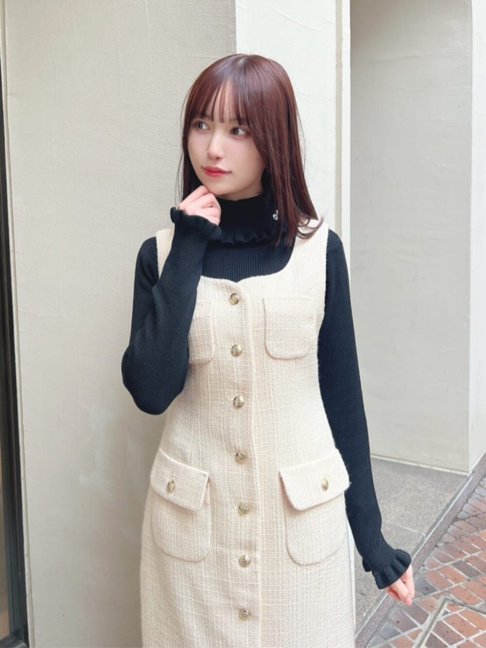 ブラック系のその他シューズ、ブラック系のニット/セーター、ベージュ系のジャンパースカートを着用したレディースの冬コーディネートの2枚目の写真