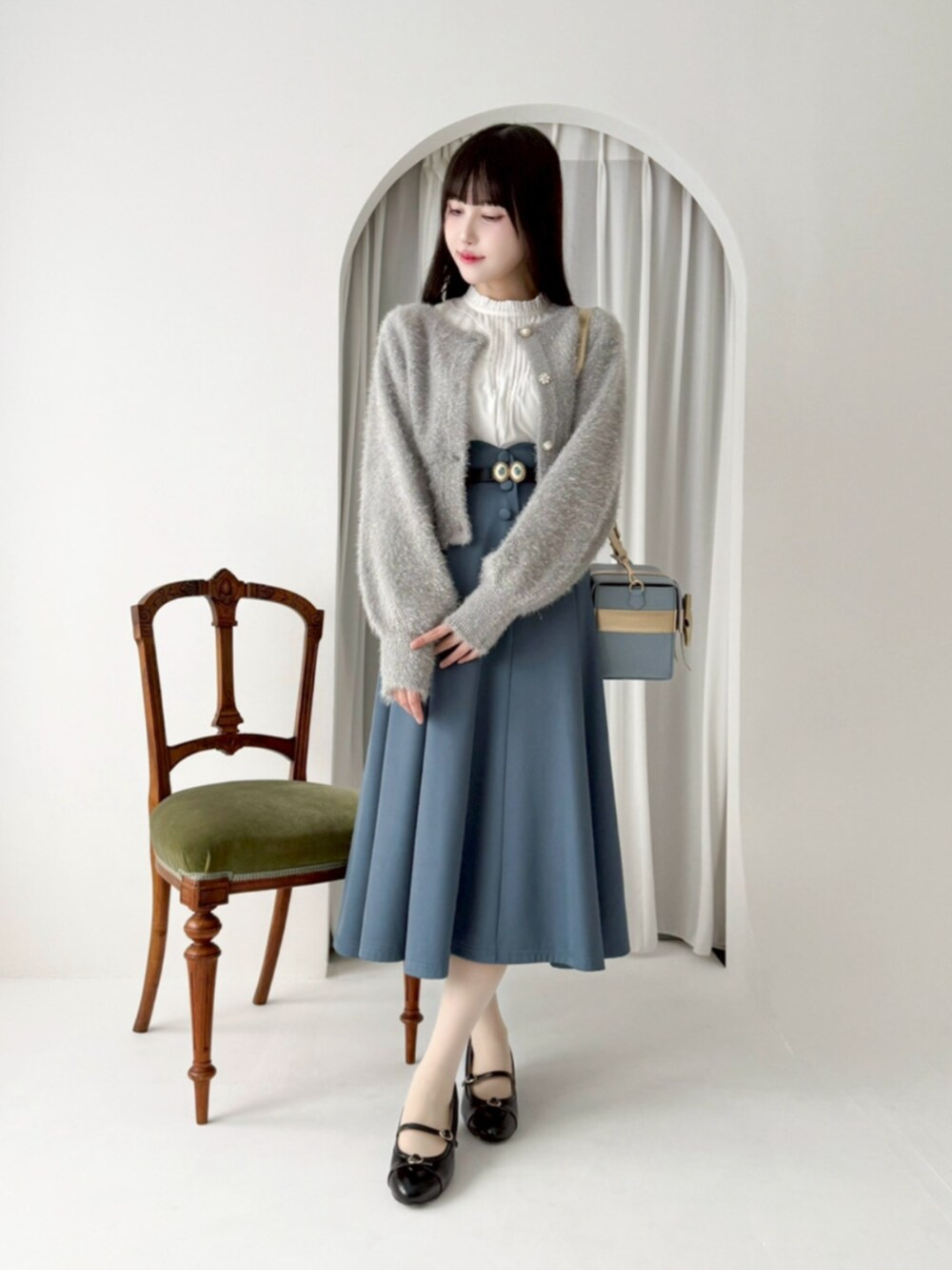 ブラック系のパンプス、ホワイト系のシャツ/ブラウス、ブルー系のショルダーバッグを着用したレディースの秋コーディネートの3枚目の写真