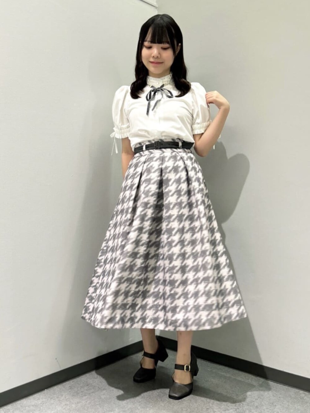 グレー系のスカート、ピンク系のセットアップ、ホワイト系のシャツ/ブラウスを着用したレディースの秋コーディネートの7枚目の写真