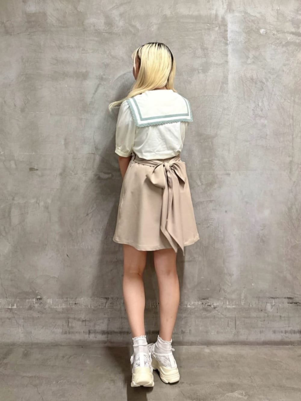 ホワイト系のサンダル、ベージュ系のスカート、ホワイト系のシャツ/ブラウスを着用したレディースの夏コーディネートの2枚目の写真