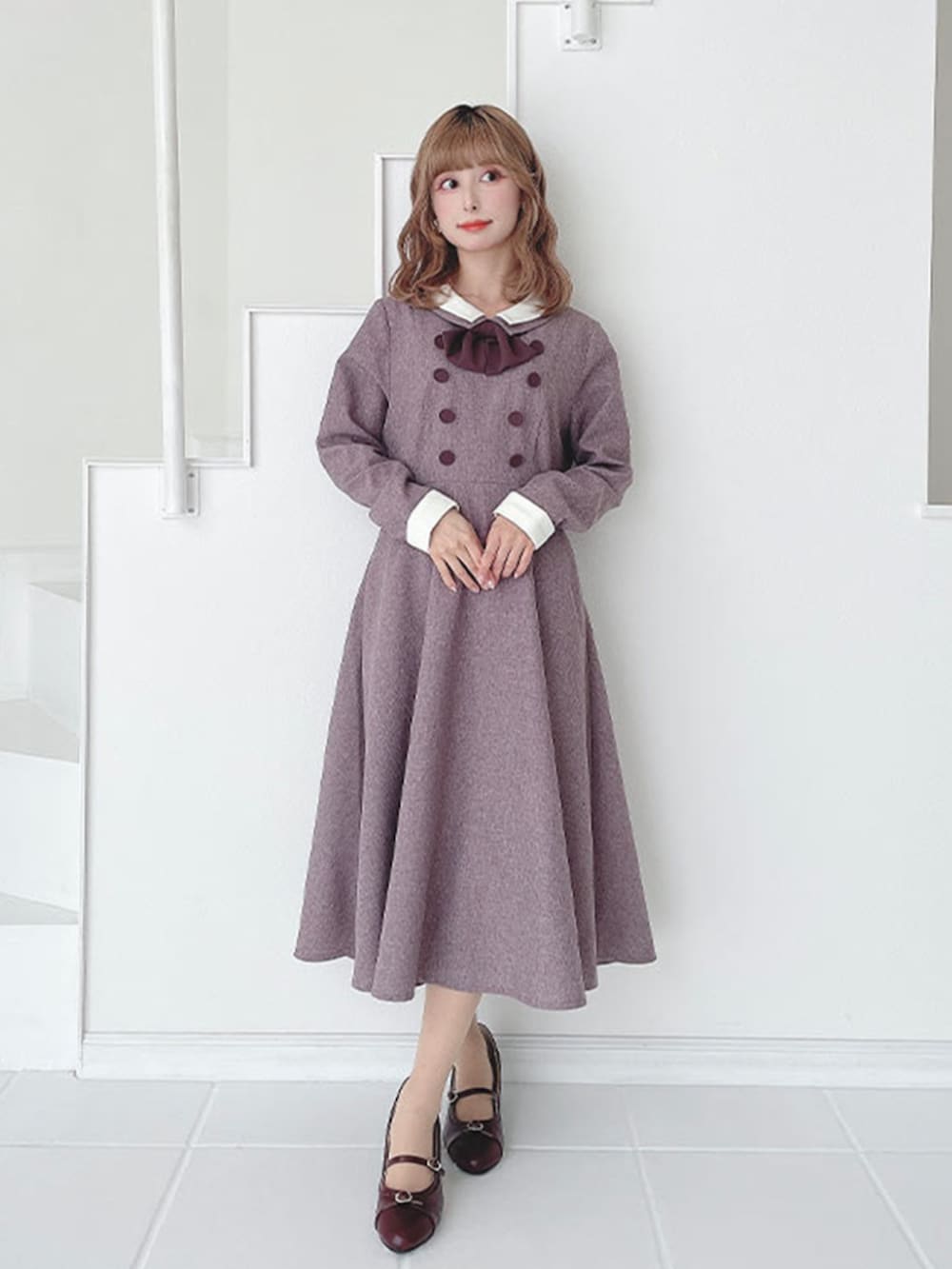 レッド系のパンプス、レッド系のワンピースを着用したレディースの秋コーディネートの2枚目の写真