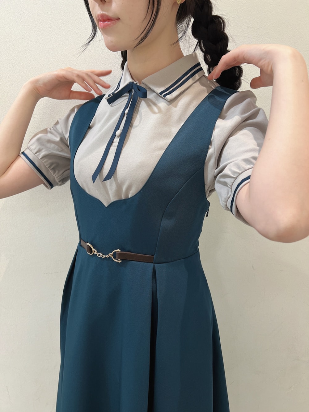 「fint、an another angelus、骨格ウェーブ、骨格ナチュラル、ブルべ、春コーデ、プレッピー、ポロシャツ、リボン、ジャンスカ、ジャンパースカート、グレー、ブルーグリーン、バレエシューズ」｜「F i.n.tの【WEB限定SS,LLサイズあり】ストラップ付リボンバレエシューズ/fint（パンプス、ブラウン系）」を使った、F i.n.tさん（骨格ウェーブ・レディース・157cm）の春コーディネートの4枚目の写真