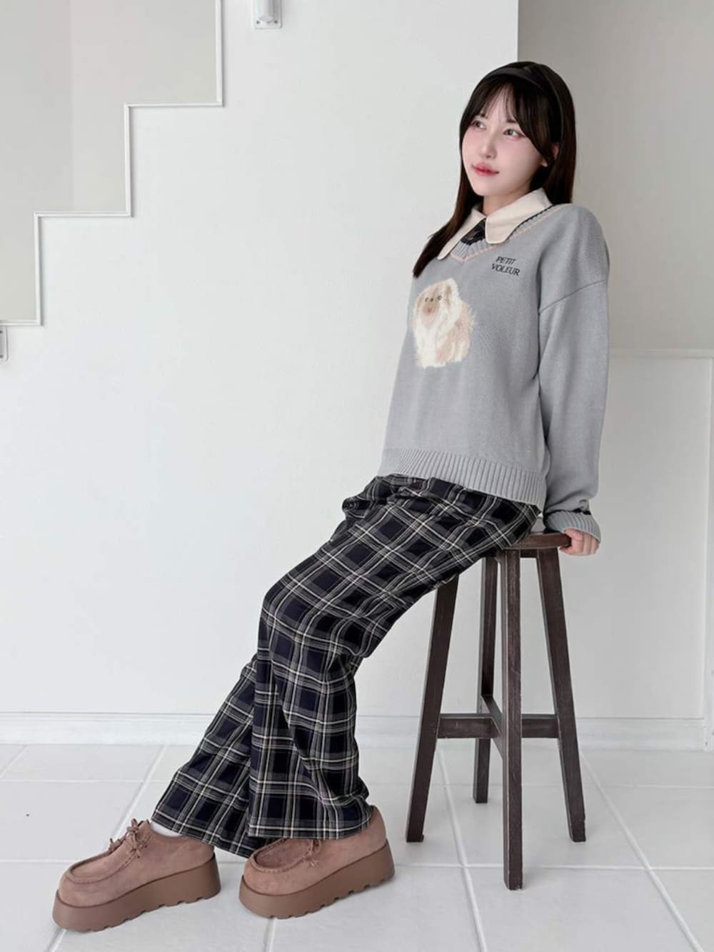 ブラウン系のモカシン/デッキシューズ、ブルー系のその他パンツ、ホワイト系のシャツ/ブラウスを着用したレディースの秋コーディネートの2枚目の写真