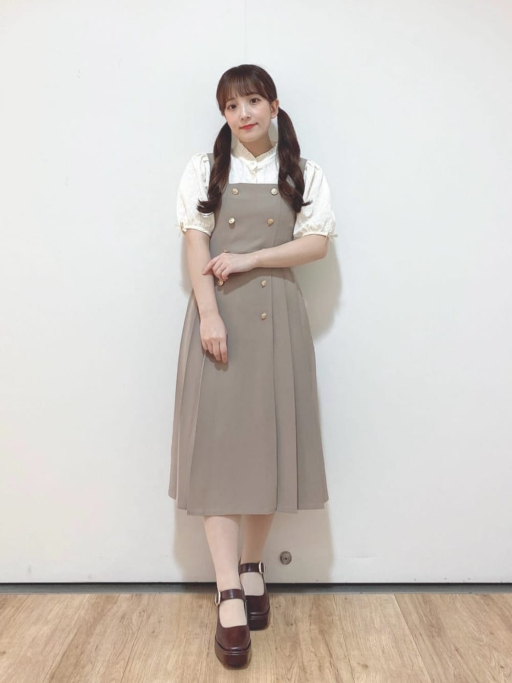 「fint、an another angelus、骨格ウェーブ、イエベ春、低身長、夏コーデ、秋コーデ、お出かけコーデ、プレッピー、セットアップスタイル、セットアップ、ジャケット、ジャンパースカート、ブラウン、厚底シューズ」｜「an another angelusの袖口プチリボンジャガードブラウス　夏服（シャツ/ブラウス、ホワイト系）」を使った、F i.n.tさん（骨格ウェーブ・レディース・150cm）の夏コーディネートの3枚目の写真
