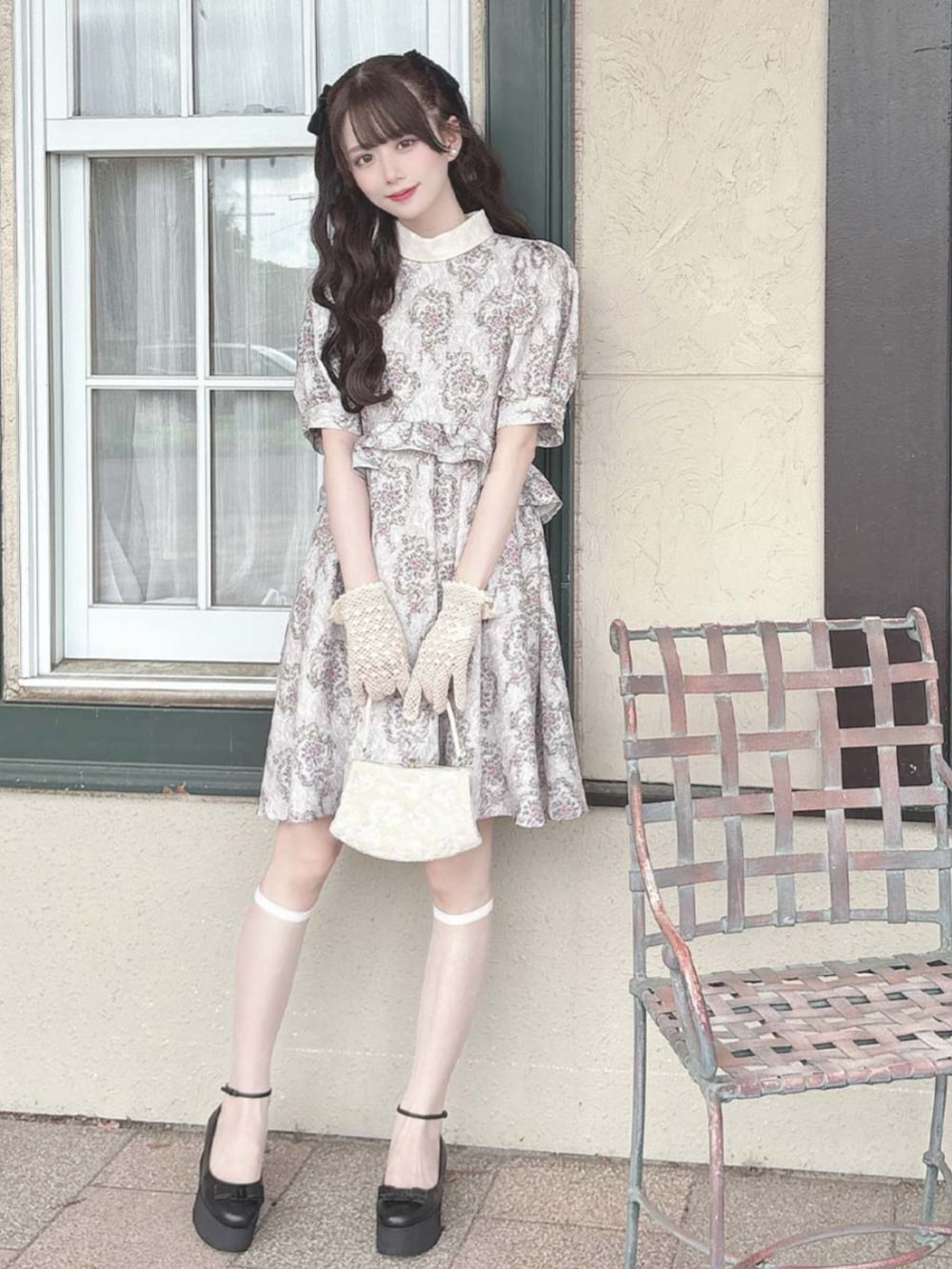 ピンク系のワンピースを着用したレディースの秋コーディネートの2枚目の写真