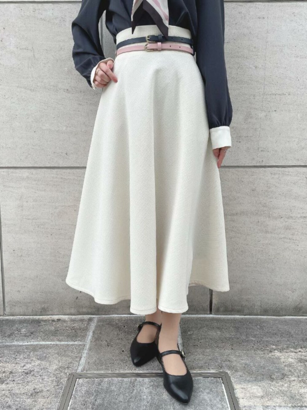 ホワイト系のスカート、グレー系のシャツ/ブラウスを着用したレディースの冬コーディネートの2枚目の写真